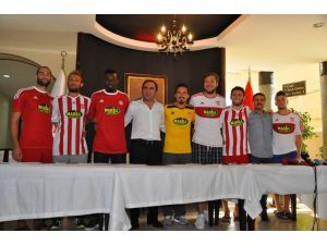 Sivasspor 7 Futbolcuyla Sözleşme İmzaladı