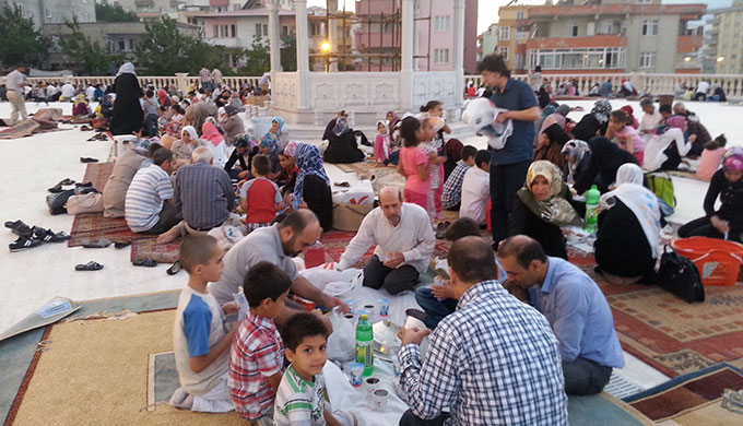 Kardeşlik İftarında Abdulhamithan Cami Doldu Taştı