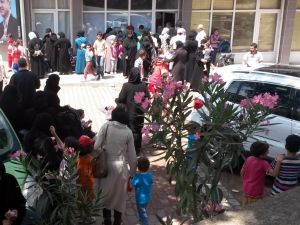 (Özel Haber) Hayırseverler Suriyeli Aileler İçin Gönüllü Olarak Çalışıyor