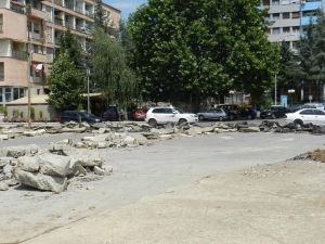 Kosovalılar Kuzey Mitroviça’yı İkiye Bölen Yeni Barikatlara Tepkili