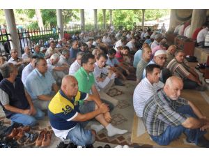 Ramazanın Son Cuma Namazında Camiler Doldu Taştı