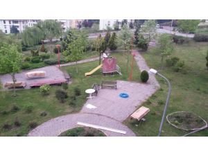 Yıkadığı Halıları Çocuk Parkında Kuruttu