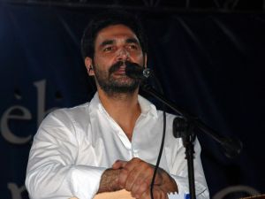 İskenderun’da Konser Veren Uğur Işılaktan Dombıra Çıkışı