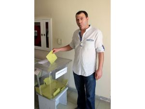 Gurbetçi Vatandaşlar Oy Kullanmaya Başladı