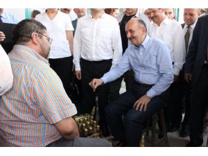 Sağlık Bakanı Müezzinoğlu, Ayakkabılarını Boyattı