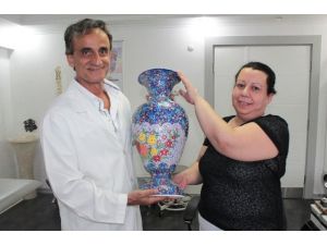 Kendini Fıtık Eden Vazoyu Doktora Hediye Etti