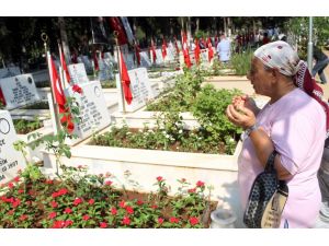 Mersin Şehitliğinde Hüzünlü Bayramlaşma