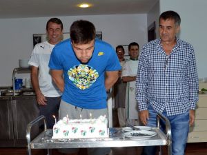Genç Kaleci Okan Kocuk 19. Yaşını Takım Arkadaşları Ve Teknik Heyetle Kutladı