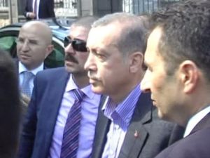 Başbakan Evinin Önündeki Vatandaşlarla Bayramlaştı