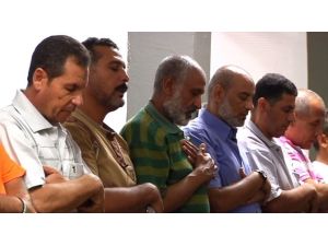 Namaz Kılacak Cami Bulamadılar