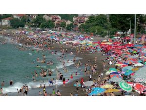 Karadenizde Plajlar Tıklım Tıklım