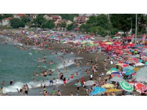 Plajlara İğne Atsanız Yere Düşmez