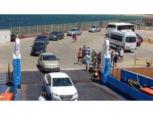 Bozcaada’da Feribot Kuyruğu