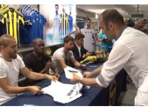 Fenerbahçeli Futbolcular Formalarını İmzaladı