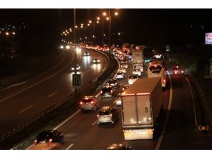 Tem’de Araç Kuyruğu Gece De Devam Etti
