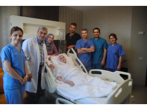 80 Yaşındaki Hastaya Uyutulmadan Safra Kesesi Ameliyatı Yapıldı