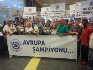 Şampiyonlar Yurda Döndü
