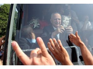 Atatürk Konulu Kitabı Öpüp Başına Koydu