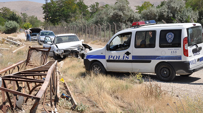 Otomobil Elektrik Direğine Çarptı (1 Yaralı)