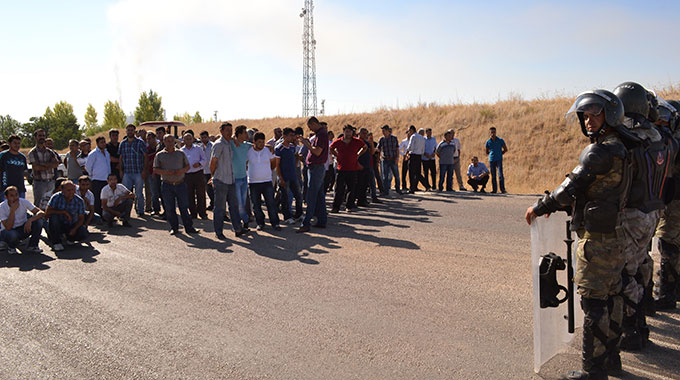 İşçiler Yol Kapatarak Eylem Yaptı