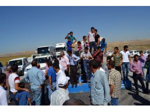 Köylüler Yol Kapattı