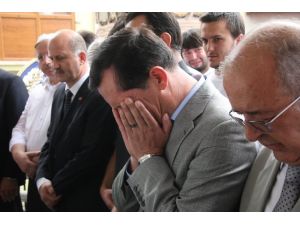 Başbakan Yardımcısı İşler, Gözyaşlarını Tutamadı