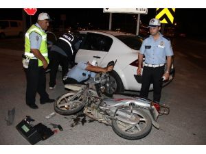 Motosiklet Polis Aracına Çarptı: 1 Ölü, 3 Yaralı