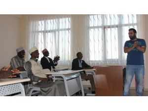 Ugandalı Radyoculara Eğitim