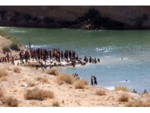 Bu Göl Çölün Ortasında Oluştu