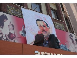 Afişlere Çirkin Saldırı