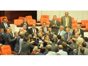 Mecliste Yumruklu Kavga