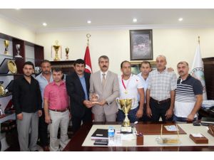 Şampiyon Güreşçiye Ödül