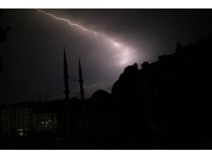 Rizede Gökyüzünde Şimşek Dansı