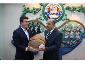 Bakan Işık’a Plaket Yerine Vakfıkebir Ekmeği