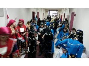 Festival İçin Rizeye Gelen Dansçı Kızlara Yağmur Süprizi