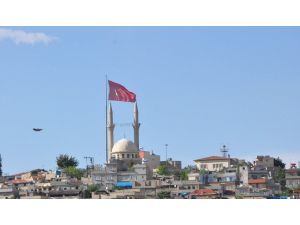 Bayrak Ve Minarenin Ahengi Büyüledi