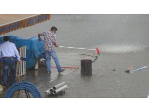 Kars’ta Sağanak Yağmur Hayatı Felç Etti