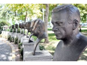 Salman, Seçimi Kazanınca Rakibi Koçalın Büstünü Dikti