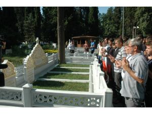 Başbakan Erdoğan’ın Aile Kabristanına Gençlerden Ziyaret