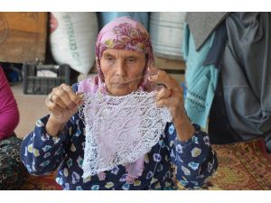 Dantel İşleyerek Geçimini Sağlıyor