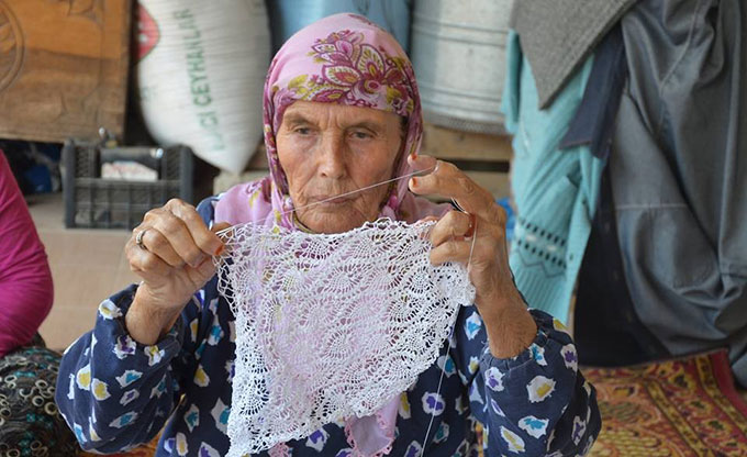 Dantel İşleyerek Geçimini Sağlıyor