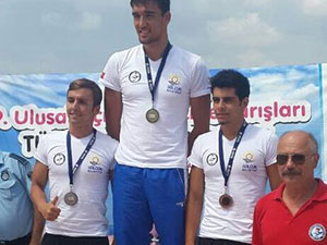 Milli Yüzücümüz Emre Başarıya Doymuyor