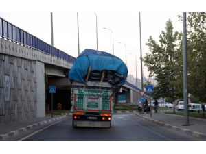 Aşırı Yüklü Kamyon Yürekleri Ağza Getirdi