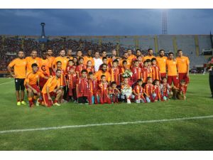 Galatasaraylı Futbolcular, Somalı Çocuklara Atkı Hediye Etti