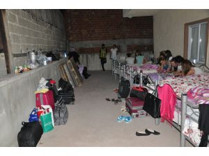 Pansiyonlara Kilit Vuruldu, Öğrenci Ve İşçiler Dışarıda Kaldı