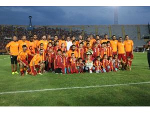 Galatasaraylı Futbolculardan Anlamlı Hareket