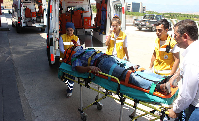 Karşıdan Karşıya Geçmek İsterken Otomobil Çarptı