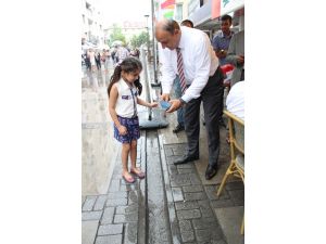 Oktay Vural İzmir Sokaklarında Gemi Yüzdürdü