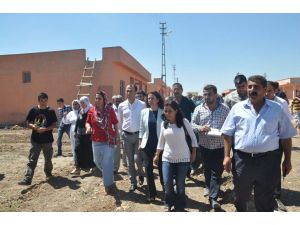 Hdp’li Vekillerden Konutlara Yerleştiren Yezidilere Ziyaret