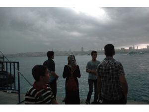 Üsküdarda Şiddetli Yağış Hayatı Felç Etti